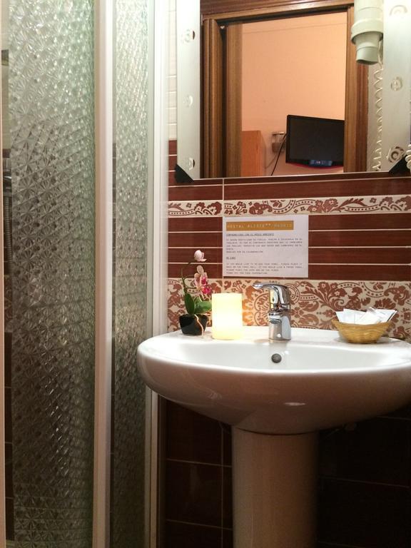Hostal Aliste Мадрид Экстерьер фото